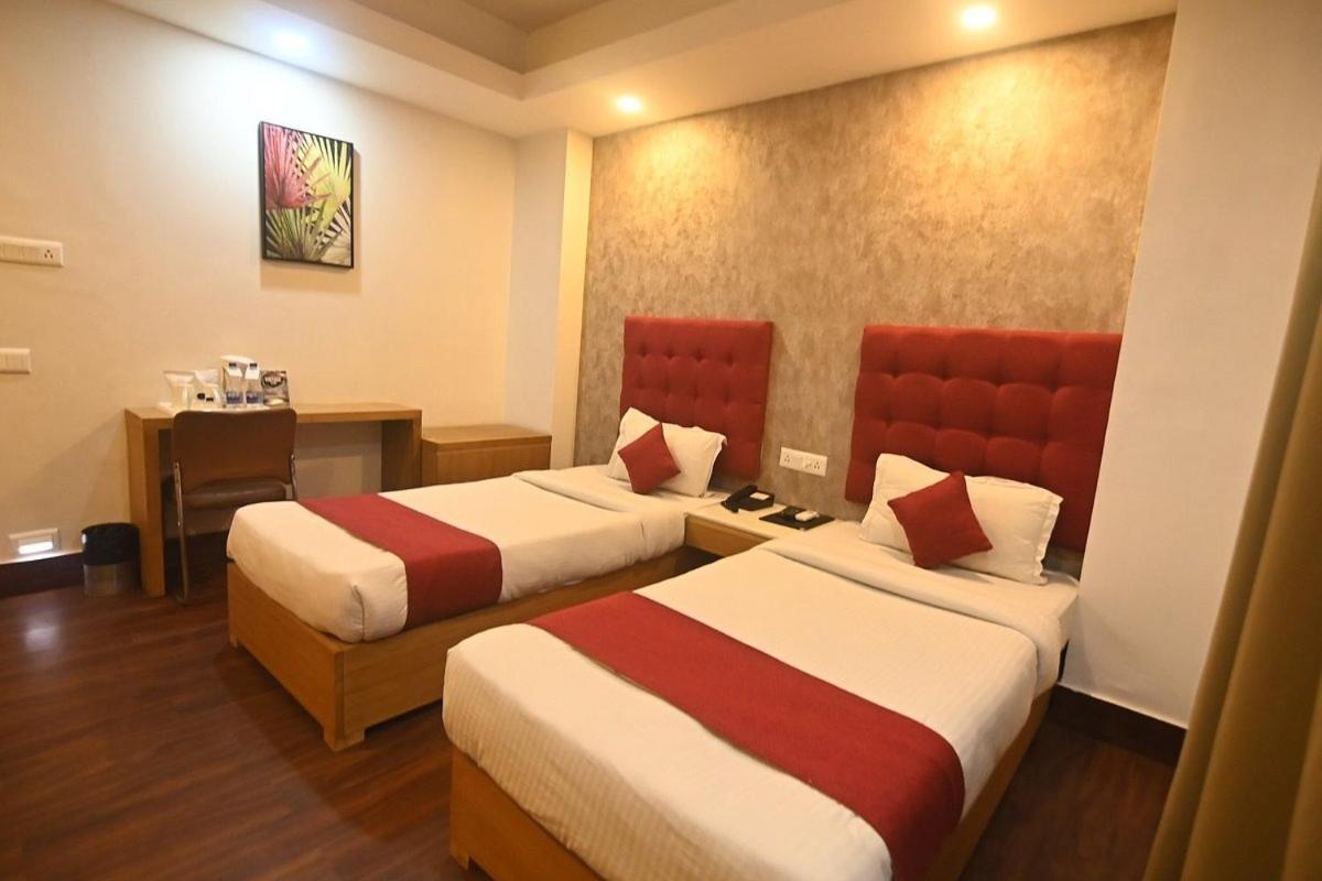 Hotel Prag Continental Guwahati Extérieur photo