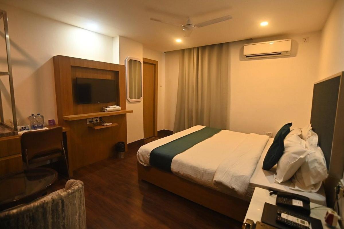 Hotel Prag Continental Guwahati Extérieur photo